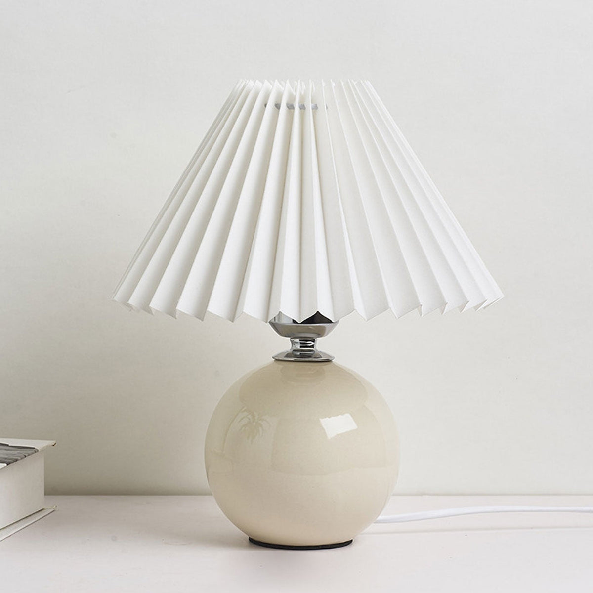 Nordic minimalist 1-light table lamp made of ceramic with folds