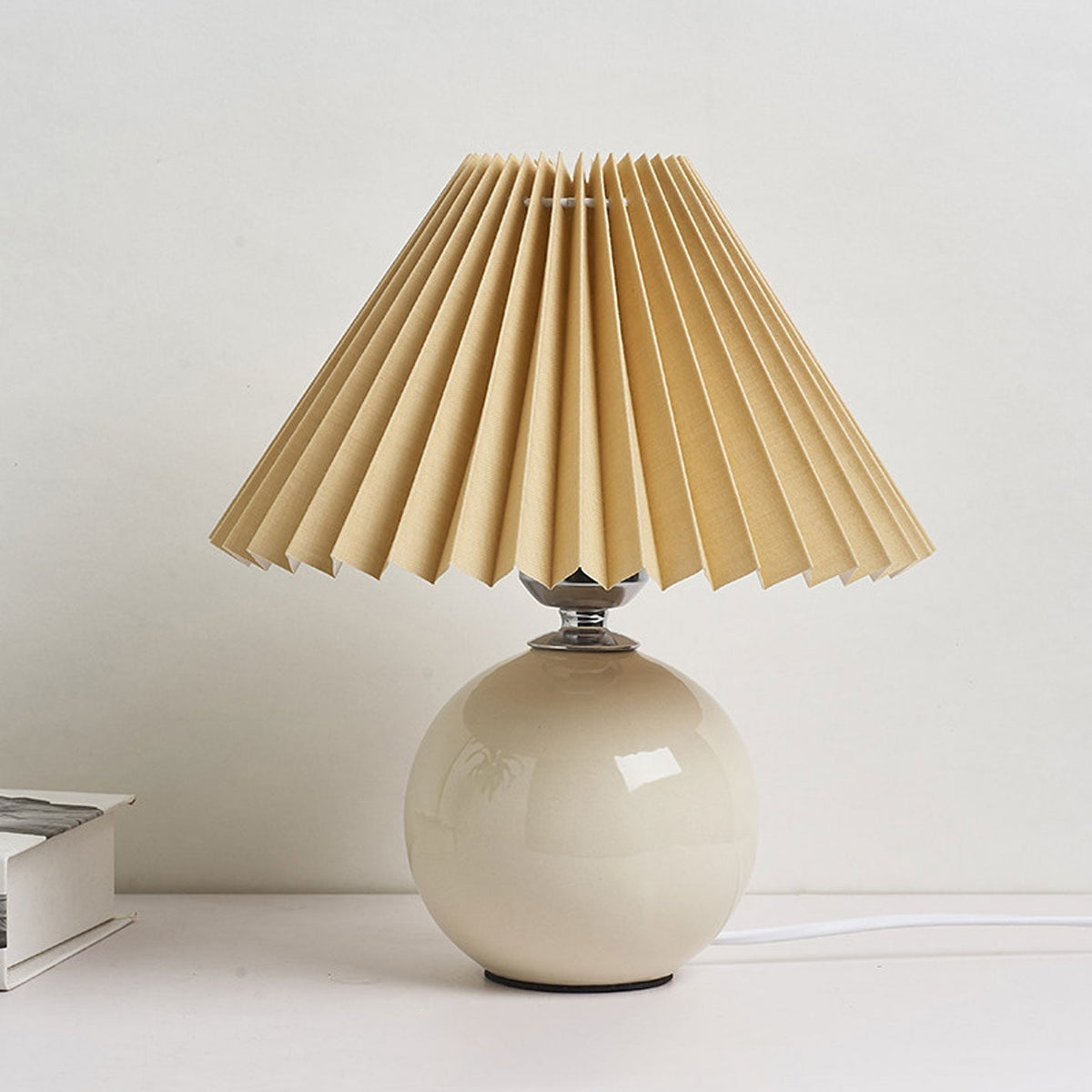 Nordic minimalist 1-light table lamp made of ceramic with folds
