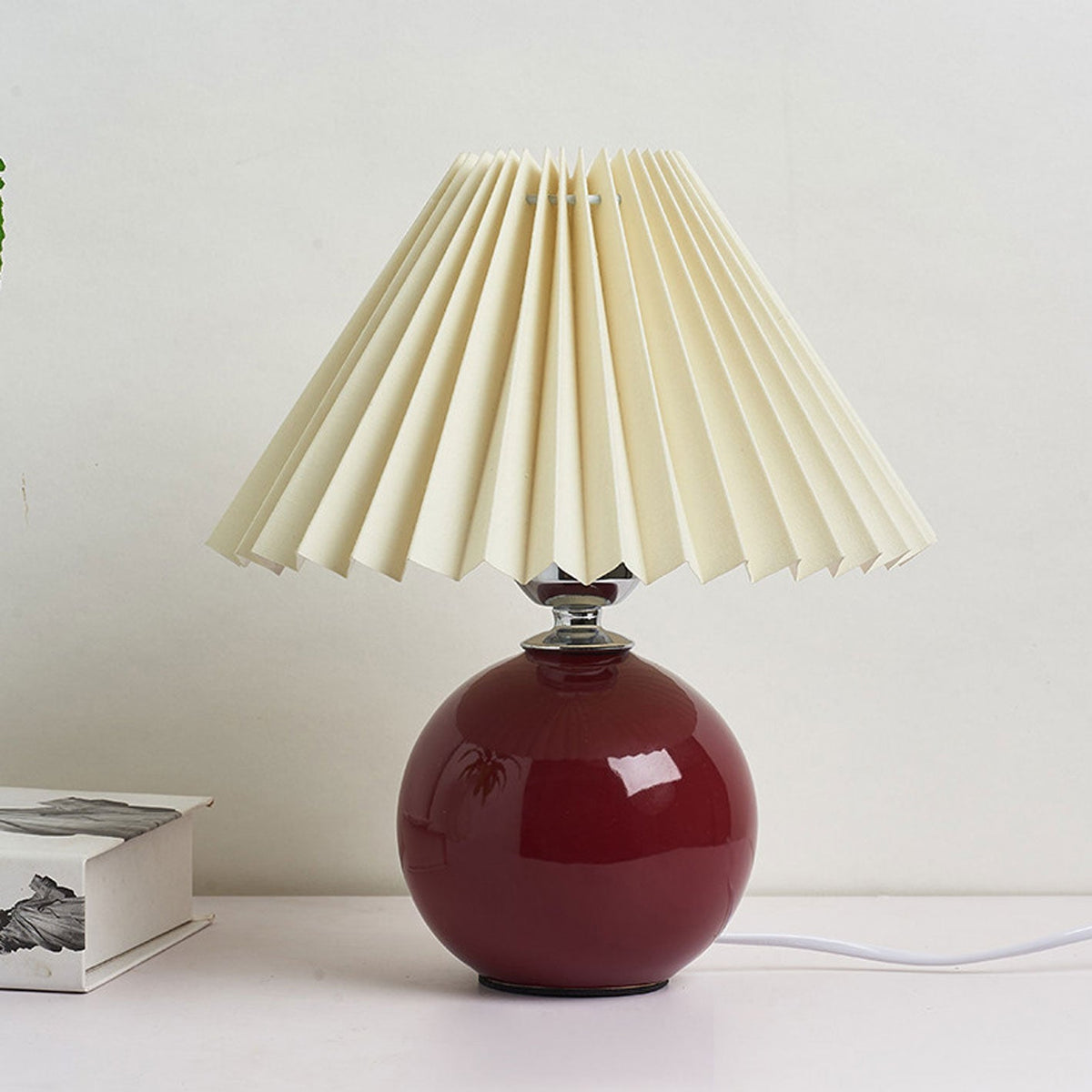 Nordic minimalist 1-light table lamp made of ceramic with folds