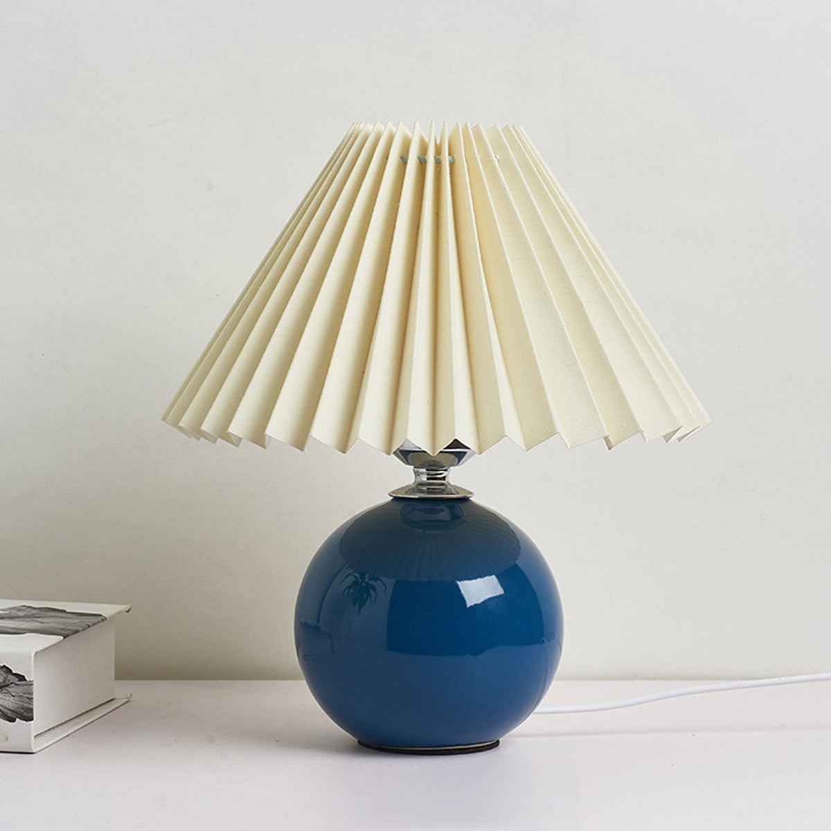 Nordic minimalist 1-light table lamp made of ceramic with folds