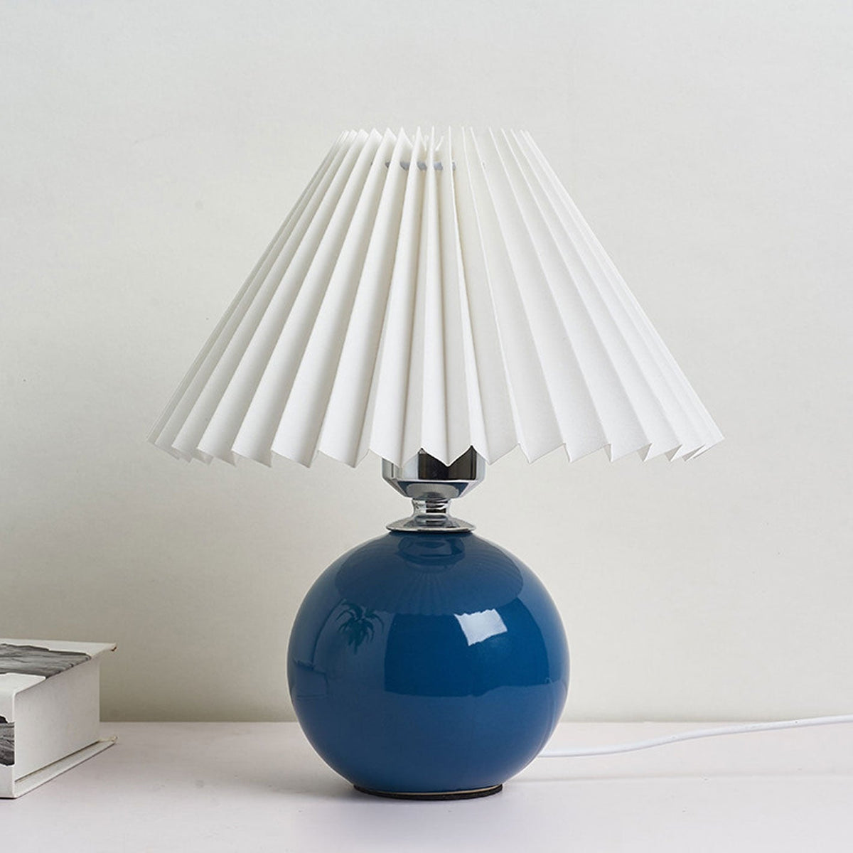 Nordic minimalist 1-light table lamp made of ceramic with folds