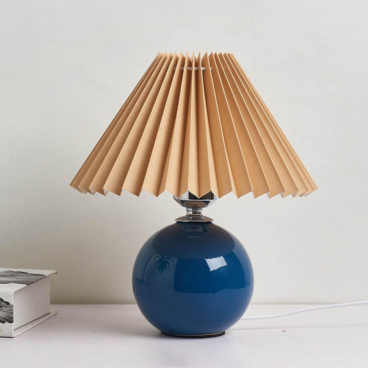 Nordic minimalist 1-light table lamp made of ceramic with folds