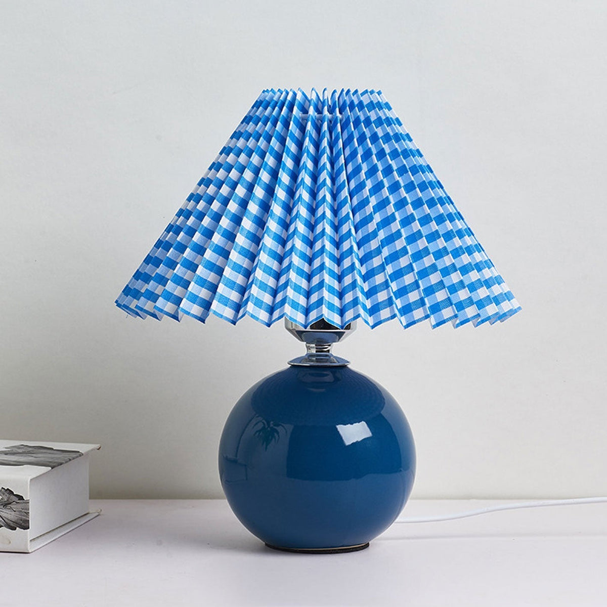 Nordic minimalist 1-light table lamp made of ceramic with folds