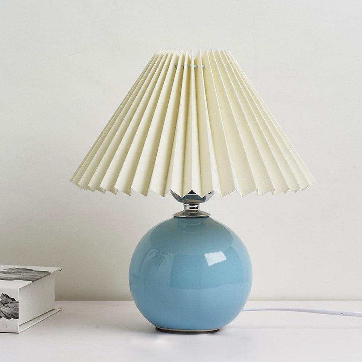 Nordic minimalist 1-light table lamp made of ceramic with folds