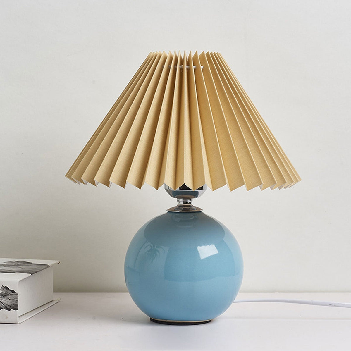 Nordic minimalist 1-light table lamp made of ceramic with folds