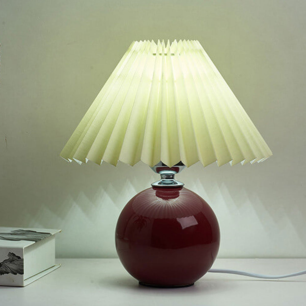 Nordic minimalist 1-light table lamp made of ceramic with folds