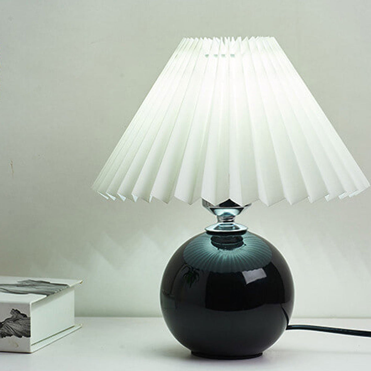 Nordic minimalist 1-light table lamp made of ceramic with folds