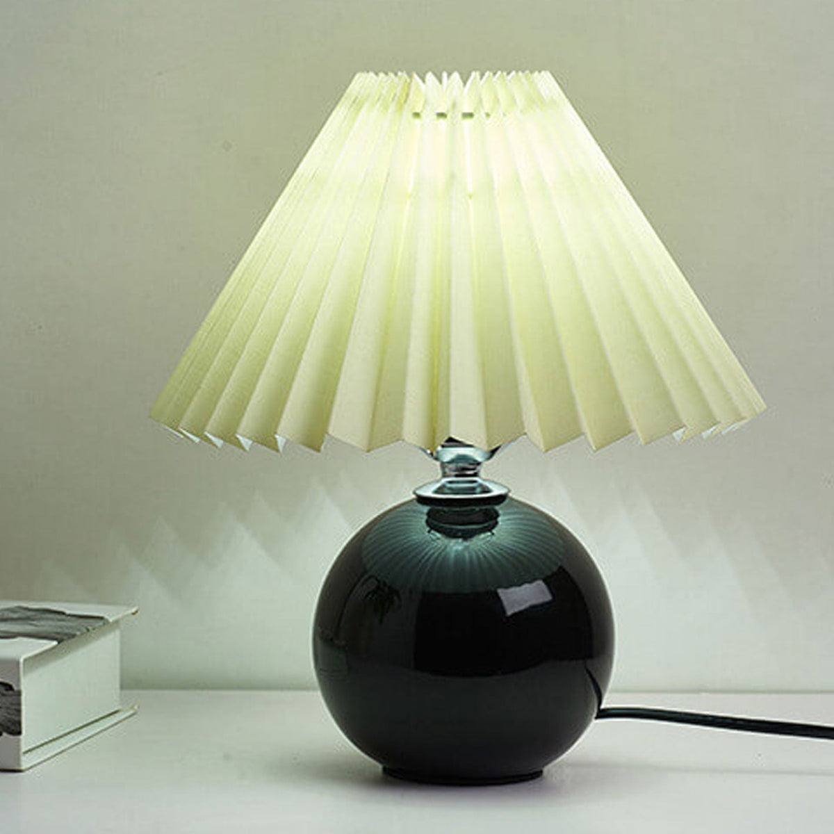 Nordic minimalist 1-light table lamp made of ceramic with folds