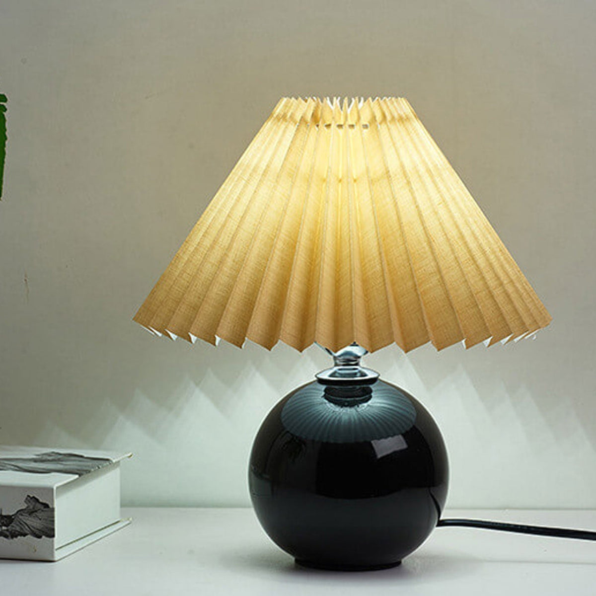 Nordic minimalist 1-light table lamp made of ceramic with folds