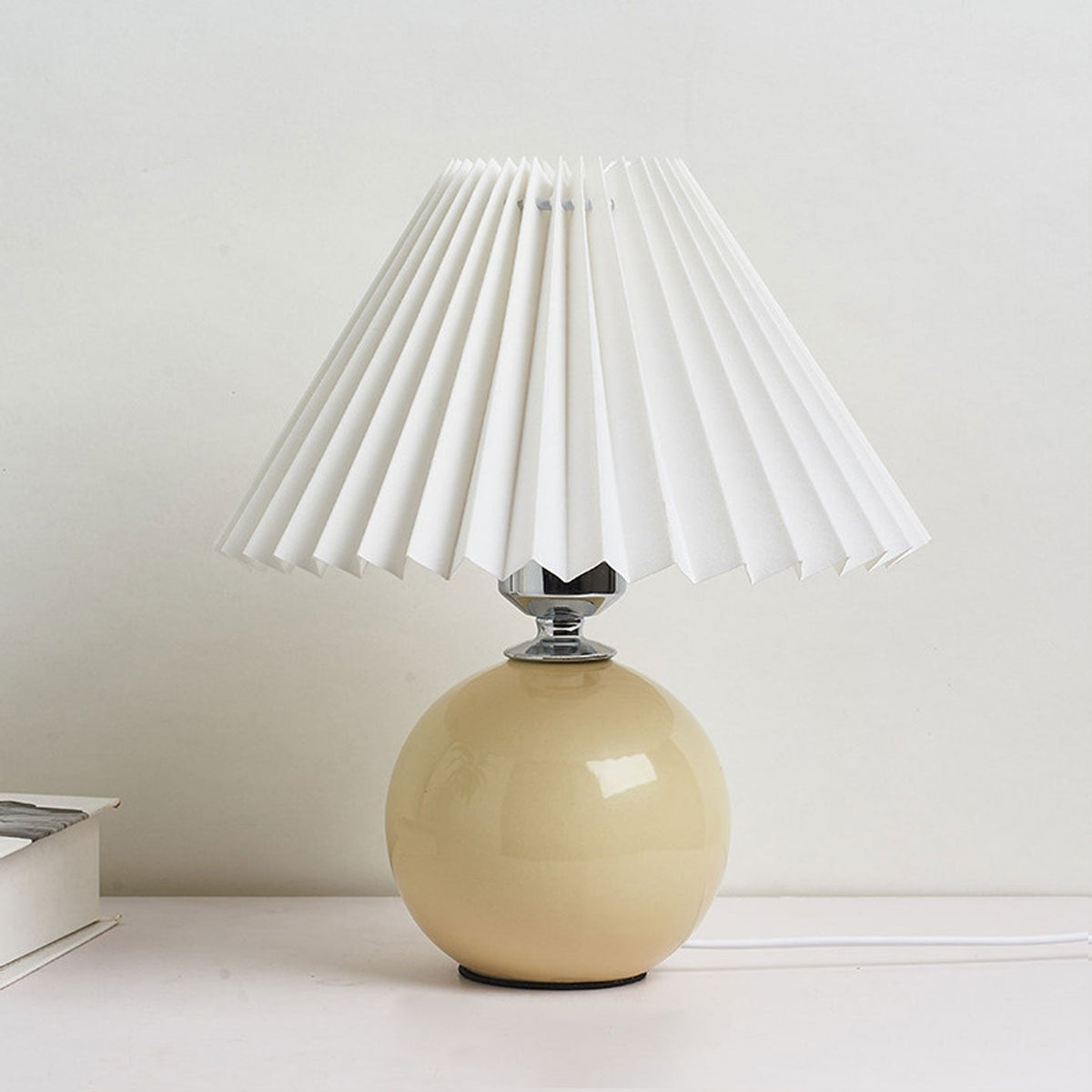 Nordic minimalist 1-light table lamp made of ceramic with folds