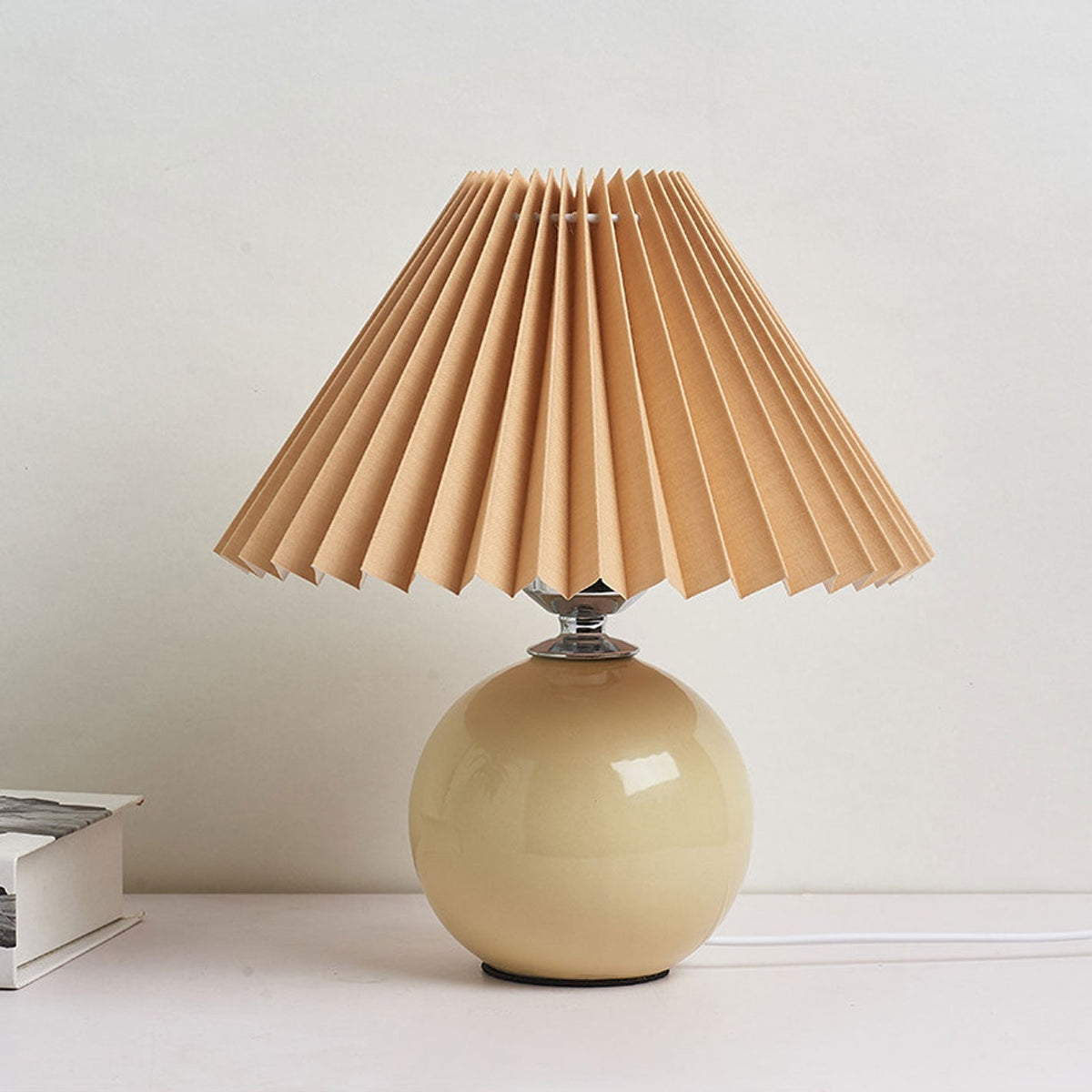Nordic minimalist 1-light table lamp made of ceramic with folds
