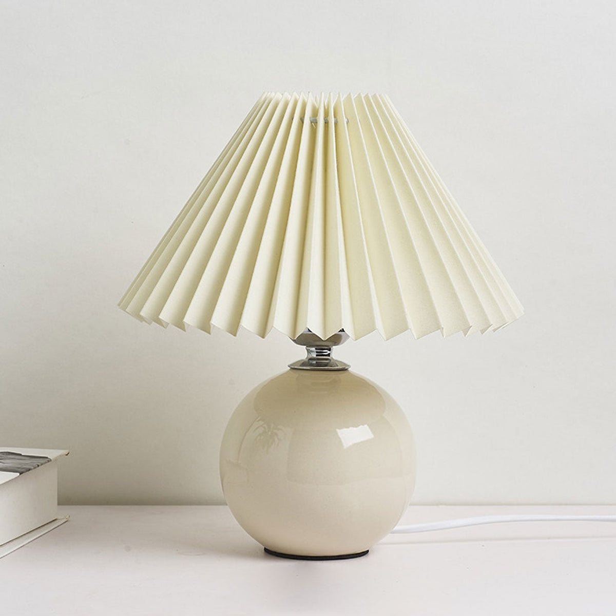 Nordic minimalist 1-light table lamp made of ceramic with folds